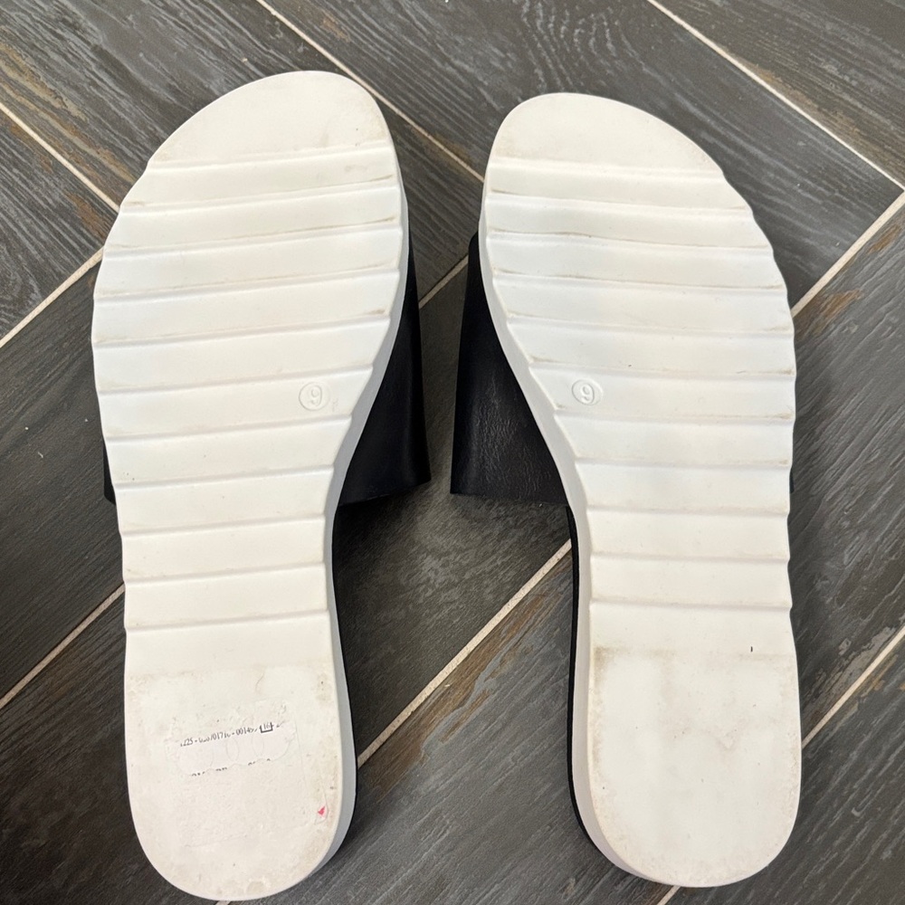 Seven7 Black and White Slide Sandals - Picture 4 of 4